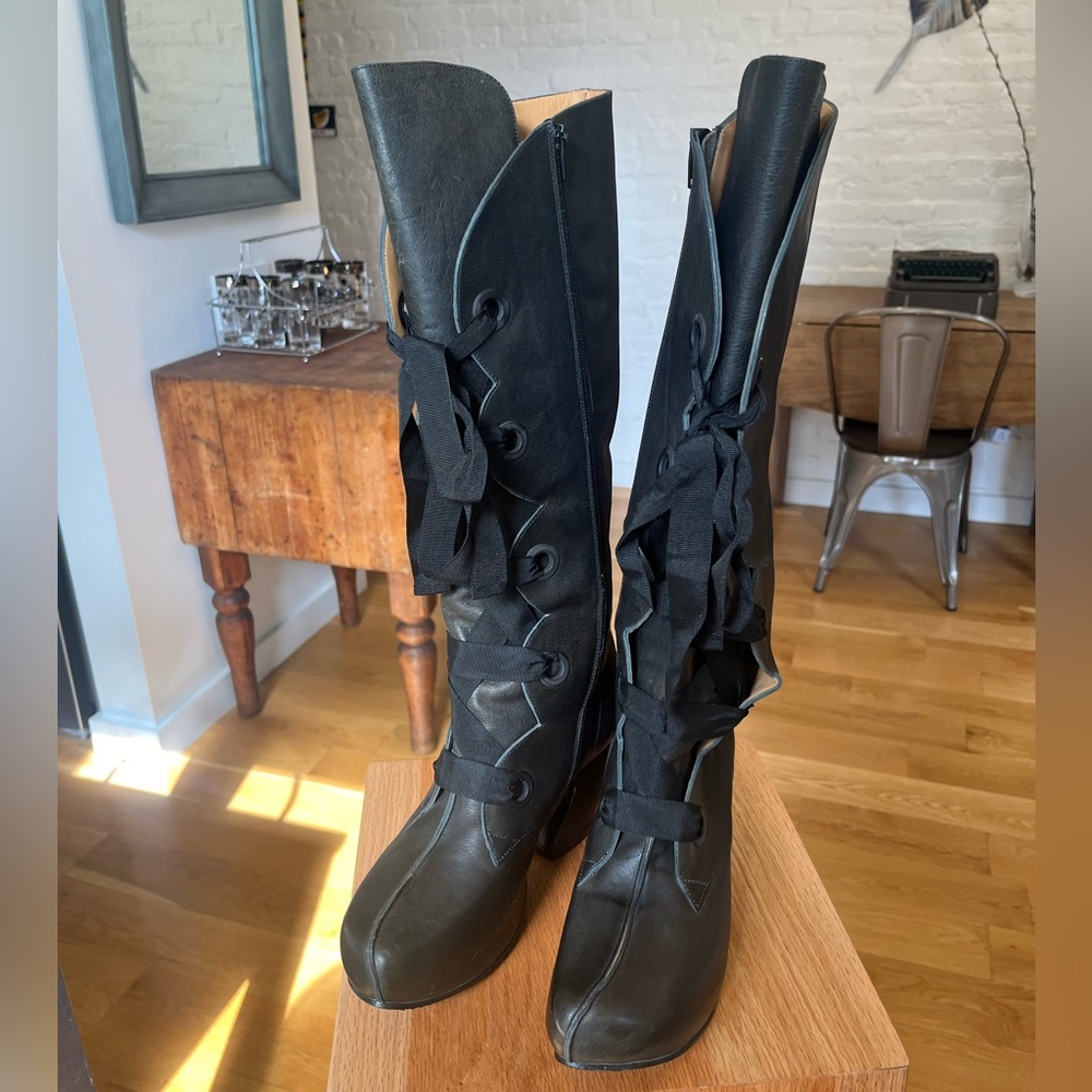 Fluevog Compass Prepare Ribbon Black Lace Up Boots - size 9.5